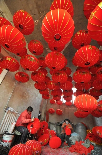 &nbsp;Villagers make red lanterns at a workshop in Yangzhao Village, a lantern production base in Jishan County of Yuncheng City, north China's Shanxi Province, Jan. 12, 2013. Chinese people traditionally hang red lanterns to greet and celebrate the Spring Festival, which falls on Feb. 10 this year. (Xinhua/Gao Xinsheng) 