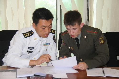 Military officers of China (L) and Russia are seen at the headquarters during joint naval drills in Vladivostok, Russia, July 8, 2013. China and Russia started on Monday the joint naval drills off the coast of Russia's Far East. (Xinhua/Wang Jingguo)  