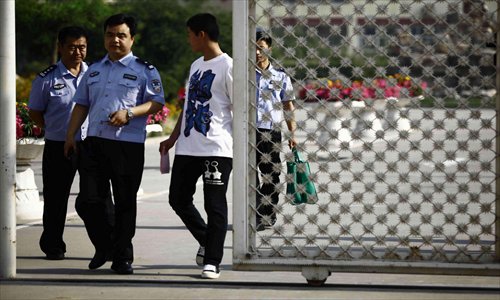 A convicted juvenile offender walks out of the detention center in Daxing district on June 17 so he could spend Father's Day at his home. Photo: CFP