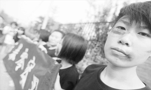 Anti-domestic violence campaigners support Kim Lee, ex-wife of Crazy English founder Li Yang, outside court on August 10, 2012. Photo: IC