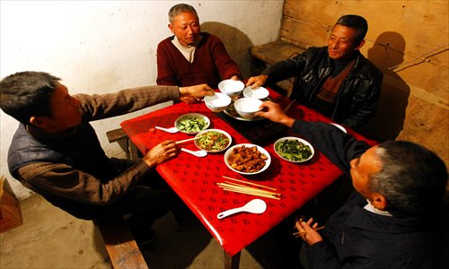 Diggers celebrate with bowls of baijiu (white liquor) after work to warm up and relax. Photo: Yang Hui/GT