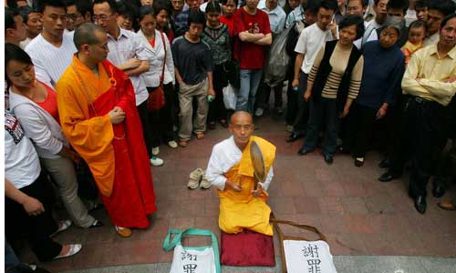 Iwata Ryuzo chants prayers at the Chongqing Jiefangbei in Yuzhong district on April 28, 2006, to show his resolution to redeem the crimes Japan inflicted on China during the war.