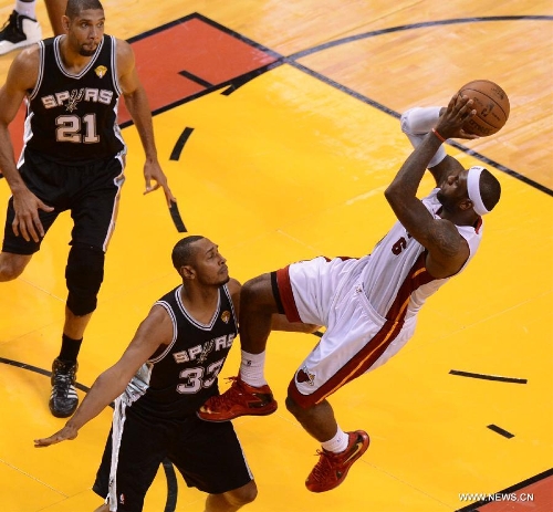 LeBron James (R) of Miami Heat shoots during Game 6 of the NBA Finals against San Antonio Spurs in Miami, the United States, June 18, 2013. Miami won 103-100.(Xinhua/Wang Lei) 