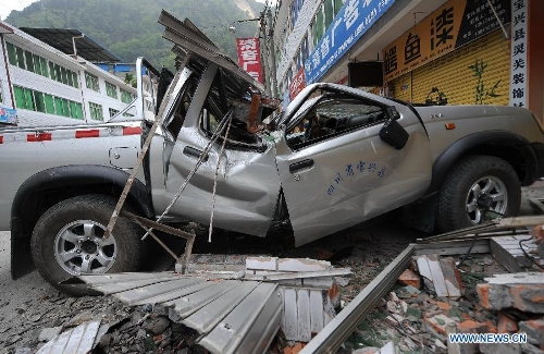 A vehicle is crushed by a fallen object in Lingguan Town of Baoxing County in Ya'an City, southwest China's Sichuan Province, April 21, 2013. A 7.0-magnitude earthquake hit Lushan County of Sichuan Province on Saturday morning, leaving 26 people dead and 2,500 others injured, including 30 in critical condition, in neighboring Baoxing County, county chief Ma Jun said. (Xinhua/Xue Yubin)  