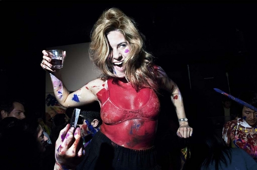The photo taken by Photographer Dina Litovsky shows the most exciting party queen in New York's nightlife. (Source: huanqiu.com)