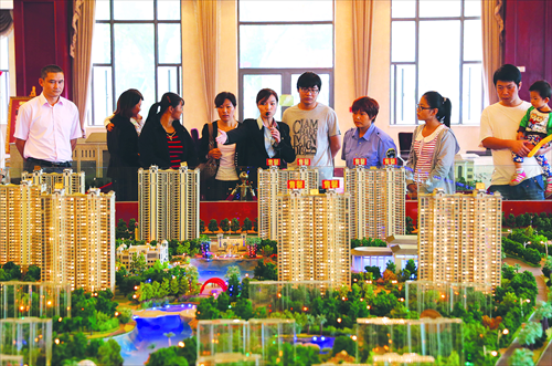 A saleswoman talks with potential homebuyers in Linyi, East China's Shandong Province, during the National Day holidays. Photo: CFP
