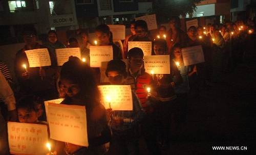 Indian people take part in a candle light vigil to pay tribute to victims who died or injuried in Hyderabad serial bomb blast in Bhopal, India, Feb. 22, 2013. At least 18 people were killed and over 50 critically injured in two serial blasts in the southern Indian city of Hyderabad Thursday evening in the biggest terrorist attack in India since the 2008 Mumbai attacks, police said. (Xinhua/Stringer) 
