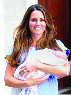 Catherine Middleton cradles her newborn son, George Alexander Louis, in July. Photo: CFP