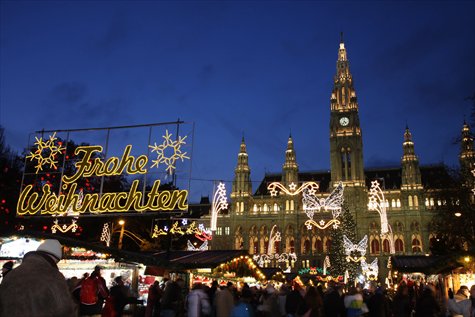 People enjoy the Christmas Market in Vienna last December. Photos: IC