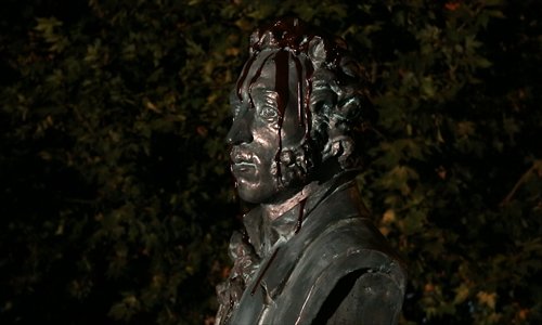 Artist Li Qing pours chocolate sauce over a statue of Alexander Pushkin. Photos: Courtesy of the artist