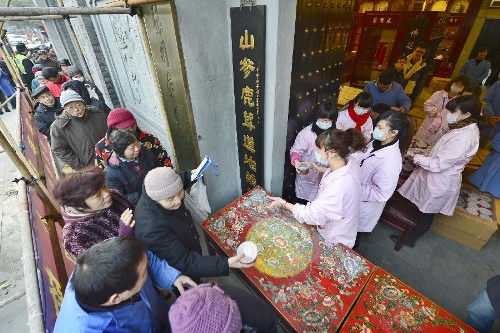  Citizens get free porridge at a Chinese herbal medicine store in Hangzhou, capital of east China's Zhejiang Province, Jan. 19, 2013, to celebrate the traditional Laba Festival. Laba literally means the eighth day of the 12th lunar month. The Laba Festival is regarded as a prelude to the Spring Festival, or Chinese Lunar New Year, the most important occasion of family reunion, which falls on Feb. 10 this year. Eating porridge is an old tradition on the Laba Festival in China. (Xinhua/Li Zhong) 