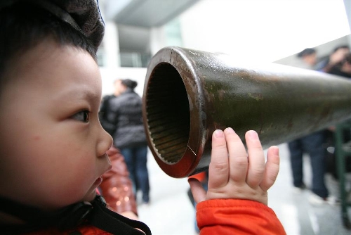 &nbsp; A boy watches a gun barrel at the weapon museum of Nanjing University of Science and Technology (NJUST) in Nanjing, capital of east China's Jiangsu Province, March 24, 2013. The NJUST opened to public to celebrate its 60th anniversary Sunday. The weapon museum collects about 6,000 weapons since the First World War. (Xinhua/Wang Xin)&nbsp; 