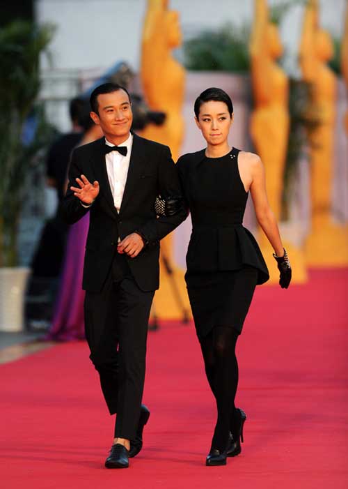 Actor Wen Zhang (L) and actress Ma Yili walk on the red carpet to attend the Award Ceremony of the 21st China Golden Rooster & Hundred Flowers Film Festival in Shaoxing City, east China's Zhejiang Province, Sept. 29, 2012. The festival, the largest film awards event in China, will close on Saturday night. Photo: Xinhua
