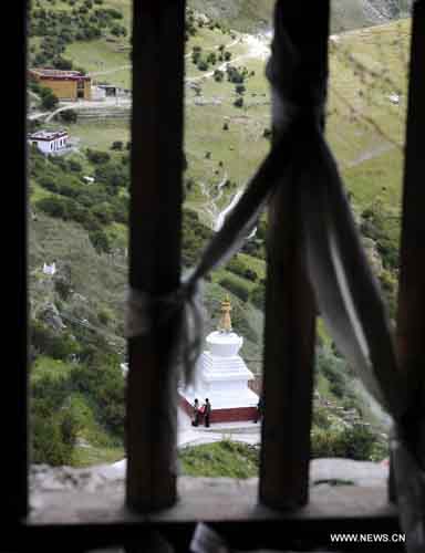 Photo taken through a window shows a stupa of the Dra Yerpa temple built on a hillside in Dagze county of Southwest China's Tibet Autonomous Region, on September 9, 2012. The temple is notable for its meditation cave connected with Songtsen Gampo, the 7th century Tibetan king. Photo: Xinhua