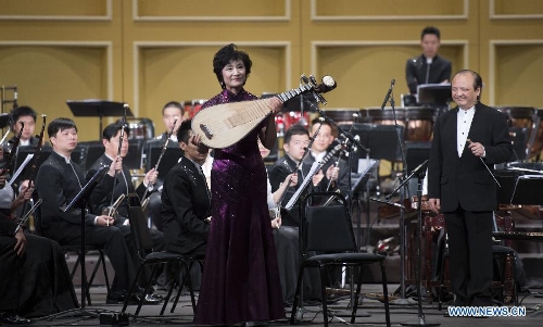 Artist Wu Yuxia plays the Pipa, a Chinese traditional musical instrument, during a Spring Festival celebration concert in Pasadena, Los Angeles, the United States, Feb. 4, 2013. (Xinhua/Yang Lei) 