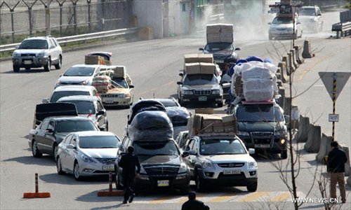 South Korean vehicles arrive at the customs, immigration and quarantine office in Paju, South Korea, April 27, 2013. The remaining South Korean workers began to leave Kaesong Industrial Complex on Saturday, according to local media. (Xinhua/Park Jin-hee)