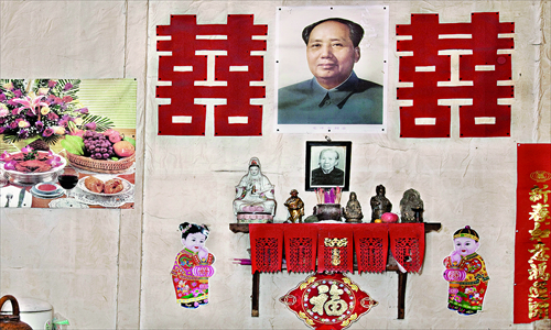 A portrait of Chairman Mao is put up at a family shrine on November 29, 2009. Photo: Kuang Huimin