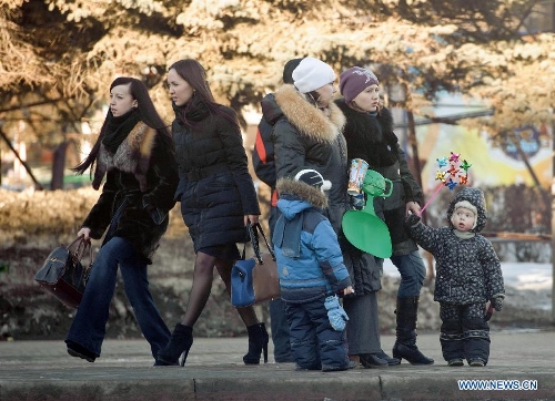 Residents wait for a bus in a street in Chelyabinsk, Russia, Feb. 16, 2013. Life in Russia's Chelyabinsk Region returns to normal after Friday's meteorite explosion as residents start to cover smashed windows with Cellophane sheets to keep warm. About 1,200 people have been known injured and many buildings damaged since a meteor exploded on Friday morning, raining fireballs over Russia's central Urals region, the Interior Ministry said. (Xinhua/Jiang Kehong)