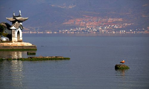 Photo taken on December 8, 2012 shows the landscape scenery of Erhai Lake in Dali Bai Autonomous Prefecture, southwest China's Yunnan Province. Erhai Lake, covering 253 square kilometers and being the second largest fresh water lake in Yunnan Province, is named as the 