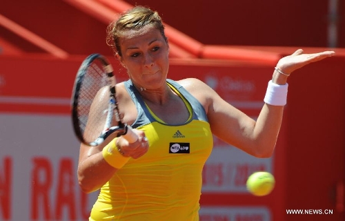 Anastasia Pavlyuchenkova of Russia hits a return during the women's singles final match against Carla Suarez Navarro of Spain at the 2013 Portugal Open in Lisbon, Portugal, May 4, 2013. Pavlyuchenkova won 2-0 to claim the title. (Xinhua/Zhang Liyun) 