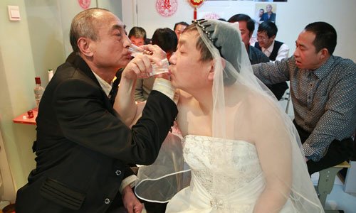 Cheers to the happy couple. Photo: ifeng.com