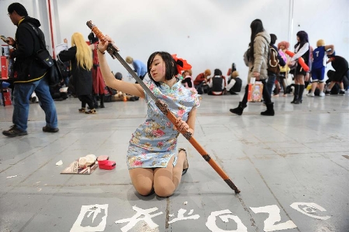 A cosplay enthusiast performs during the 12th Shanghai comic convention held at Shanghai World Expo Exhibition and Convention Center in Shanghai, east China, Feb. 23, 2013. (Xinhua/Lai Xinlin) 