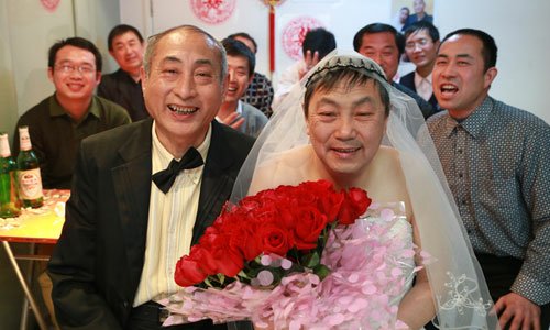 An older gay couple, identifying themselves as Big Treasure and Small Treasure, held a mock wedding ceremony on Wednesday in Beijing’s Pinggu district. The couple live in the countryside outside Beijing, where one is a retired teacher and the other is a bottled water delivery man. Photo: ifeng.com