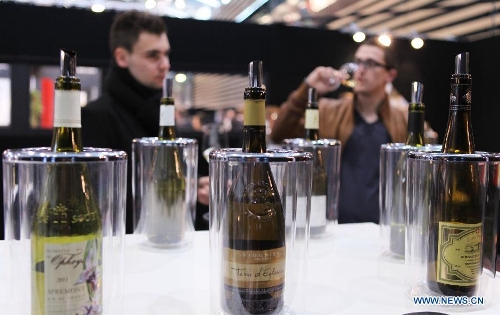 People taste wine at the International Hospitality and Food Service Fair (SIRHA) in Lyon, France, on Jan. 30, 2013. The five-day fair was closed on Wednesday. The biyearly SIRHA was founded in 1984 and is considered one of the most influential food expos in Europe. (Xinhua/Gao Jing)