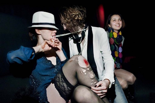 The photo taken by Photographer Dina Litovsky shows the most exciting party queen in New York's nightlife. (Source: huanqiu.com)