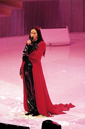 Cheung performs in his last Passion Tour concert in 2000. Photo: CFP