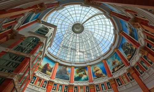 Global Harbor is decorated in Baroque style.