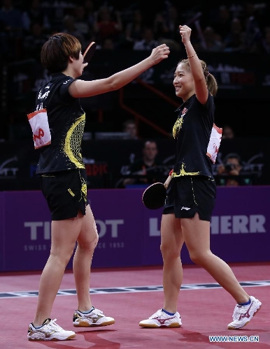 Ding Ning and Liu Shiwen(R) of China celebrate after the semifinal of women's doubles against their teammates Chen Meng and Zhu Yuling at the 2013 World Table Tennis Championships in Paris, France on May 19, 2013. Ding Ning and Liu Shiwen won 4-3. (Xinhua/Wang Lili) 