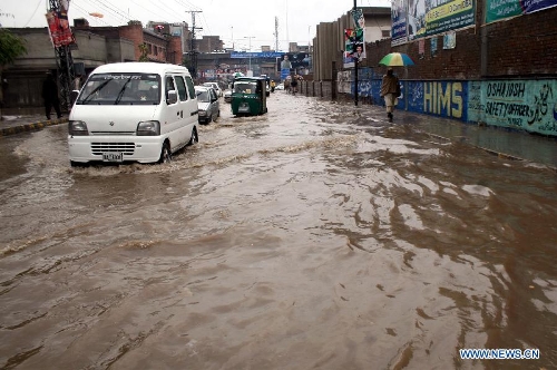 Vehicles run on a flooded street in northwest Pakistan's Peshawar Feb. 6, 2013. At least 17 people were killed, 31 injured and many others displaced after moderate to heavy rainfall lashed several areas of Pakistan over the last 72 hours, local TV Dunya reported on Tuesday. (Xinhua/Umar Qayyum) 
