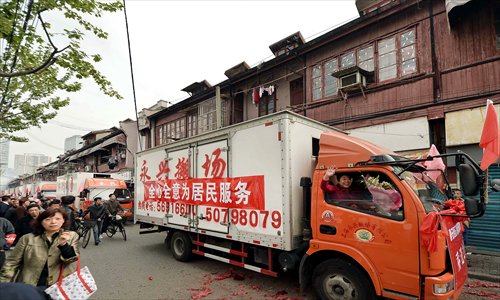 Residents of the Siwenli neighborhood in Jing'an district start to move out of their homes Sunday near the intersection of Xinzha Road and Datian Road. The neighborhood used to have 706 two- or three-story Shikumen-style houses - the largest neighborhood of its kind in Shanghai. Photo: Yang Hui/GT