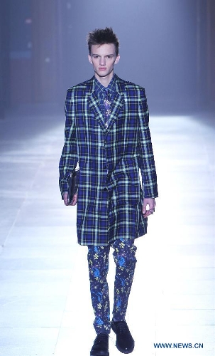 A model displays creations by Japanese designer Arashi Yanagawa for the label John Lawrence Sullivan during the men's Fall-Winter 2013-2014 collection show in Paris, France, Jan. 16, 2013. The 5-day Paris Men's Fashion Week kicked off here on Wednesday. (Xinhua/Gao Jing) 