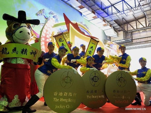 Dancers perform in front of a Hong Kong Jockey Club float which will attend the 2013 Cathay Pacific International Chinese New Year Night Parade at a press preview in south China's Hong Kong, Feb. 4, 2013. The 2013 Cathay Pacific International Chinese New Year Night Parade will take place in Hong Kong on Feb. 10. (Xinhua/Li Ying)&nbsp; 