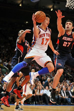 Jeremy Lin (No.17) looks to pass past Atlanta Hawks' Zaza Pachulia (No.27). Photo: CFP