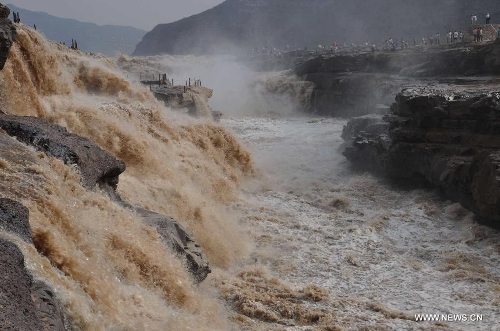 Photo taken on June 30, 2013 shows the scenery of the Hukou Waterfall of the Yellow River in Jixian County, north China's Shanxi Province. (Xinhua/Lv Guiming) 