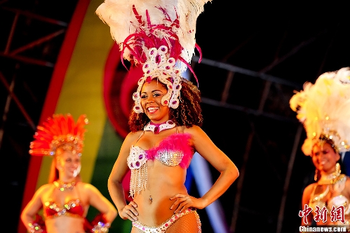 Brazilian dancers dance the samba at the Happy Valley Carnival in Beijing, capital of China, June 29, 2013. The grand carnival, which kicked off on June 29, will run for 58 days until August 25. (Photo:Chinanews.com)