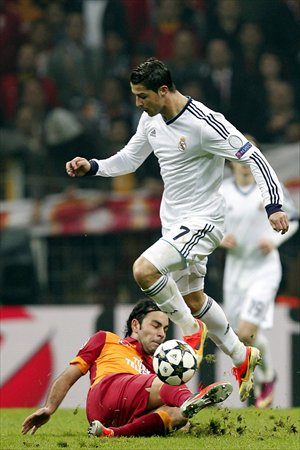 Real Madrid's Cristiano Ronaldo (No.7) is tackled by Selcuk Inan of Galatasaray on Tuesday. Photo: CFP