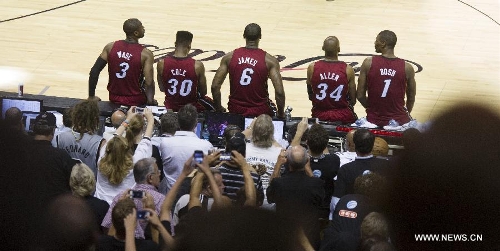 Miami Heat Dwyane Wade, Norris Cole, Lebron James, Ray Allen and Chris Bosh (above, L-R) await during the Game 3 of the 2013 NBA Finals against San Antonio Spurs in San Antonio, Texas, the United States, June 11, 2013. Miami Heat lost 77-113. (Xinhua/Yang Lei)