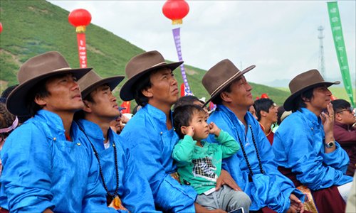Gyalpo (middle) and four other dancers from the Shuangcha township government watch the show at the opening ceremony. Photos: Liu Sha/GT
