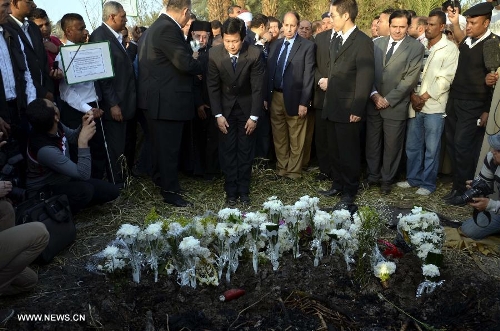  The director of consular affairs at Chinese Embassy in Cairo, Zhang Baoqi (C), mourns for the victims in the balloon explosion in Luxor, Egypt, on March 1, 2013. Luxor governorate held a mourning ceremony here for the victims of the explosion.(Xinhua/Li Muzi)  
