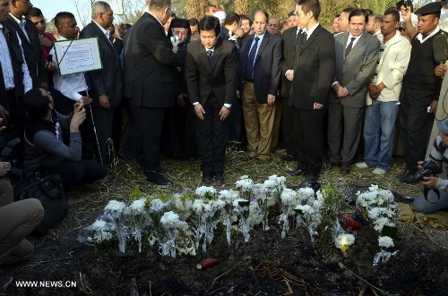 &nbsp;The director of consular affairs at Chinese Embassy in Cairo, Zhang Baoqi (C), mourns for the victims in the balloon explosion in Luxor, Egypt, on March 1, 2013. Luxor governorate held a mourning ceremony here for the victims of the explosion.(Xinhua/Li Muzi)&nbsp; 