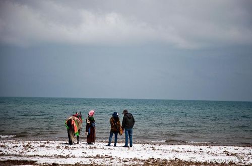 Tourists visit the Qinghai Lake in Northwest China's Qinghai Province, April 30, 2012. The Qinghai Lake, China's largest inland saltwater lake, measured 4,402.5 square km, according to the latest remote sensing survey. The figure was the largest in recent 12 years. Photo: Xinhua