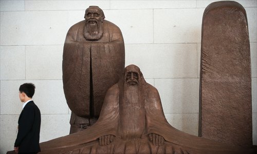 A visitor observes Great Thinkers by sculptor Zeng Chenggang Photo: CFP