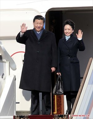 Chinese President Xi Jinping (L) and his wife Peng Liyuan wave upon their arrival in Moscow, capital of Russia, March 22, 2013. Chinese President Xi Jinping arrived in Moscow Friday for a state visit to Russia. Photo: Xinhua 