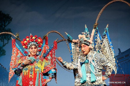 Artists perform the Beijing Opera during the International Theatre Festival Santiago in Santiago, capital of Chile, Jan. 15, 2013. The festival will last until Jan. 20, 2013 and will feature 71 stagings of Chilean and international companies. (Xinhua/Jorge Villegas) 
