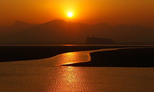 
Photo taken on November 4, 2012 shows a beautiful view of the Poyang Lake in Jiujiang City, east China's Jiangxi Province. As the Poyang Lake, China's largest freshwater lake, entered the dry season this year, some exposed bottomlands and the lake water here have made up a beautiful picture. Photo: Xinhua