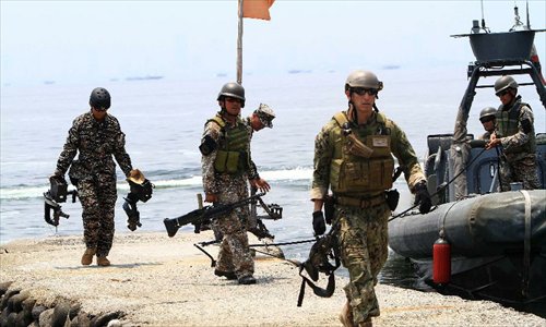 US navy soldiers and their Philippine counterparts disembark from a speed boat after a surveillance operation training during a joint military exercises between the Philippines and the United States at the South China Sea, June 28, 2013. The Philippines and U.S. Naval forces began joint military exercises codenamed Cooperation Afloat Readiness and Training (CARAT) at the South China Sea on June 27 to enhance the capability of both sides through practical exercises and lectures. Photo: Xinhua